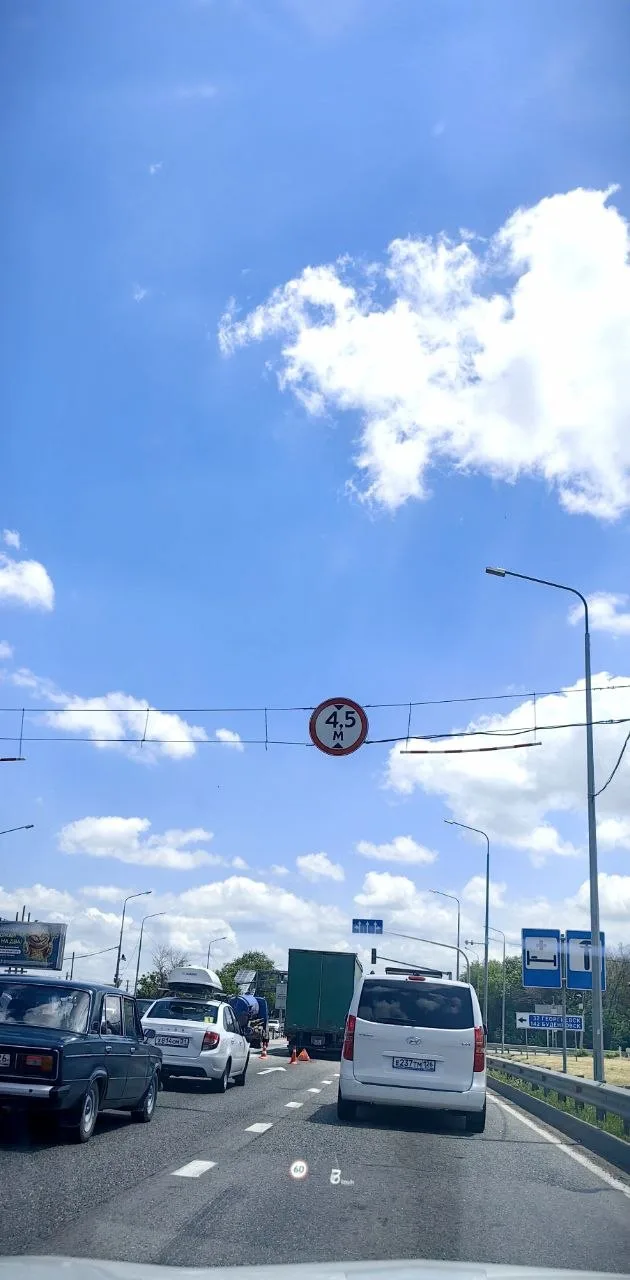 На трассе (около светофора на Прогресс) с утра сломалась фура. Стоит до сих пор.
Так же (видимо не с