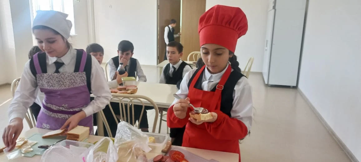 Урок технологии на тему "Обработка пищевых продуктов" был посвящен приготовлению бутербродов. После 