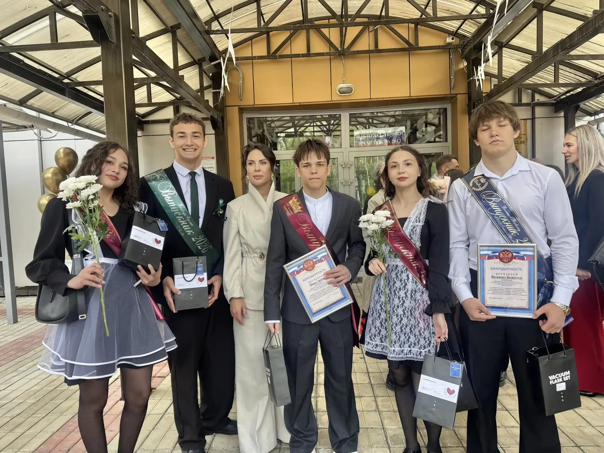 На городском последнем звонке не обошлось без чествования выпускников спортсменов.