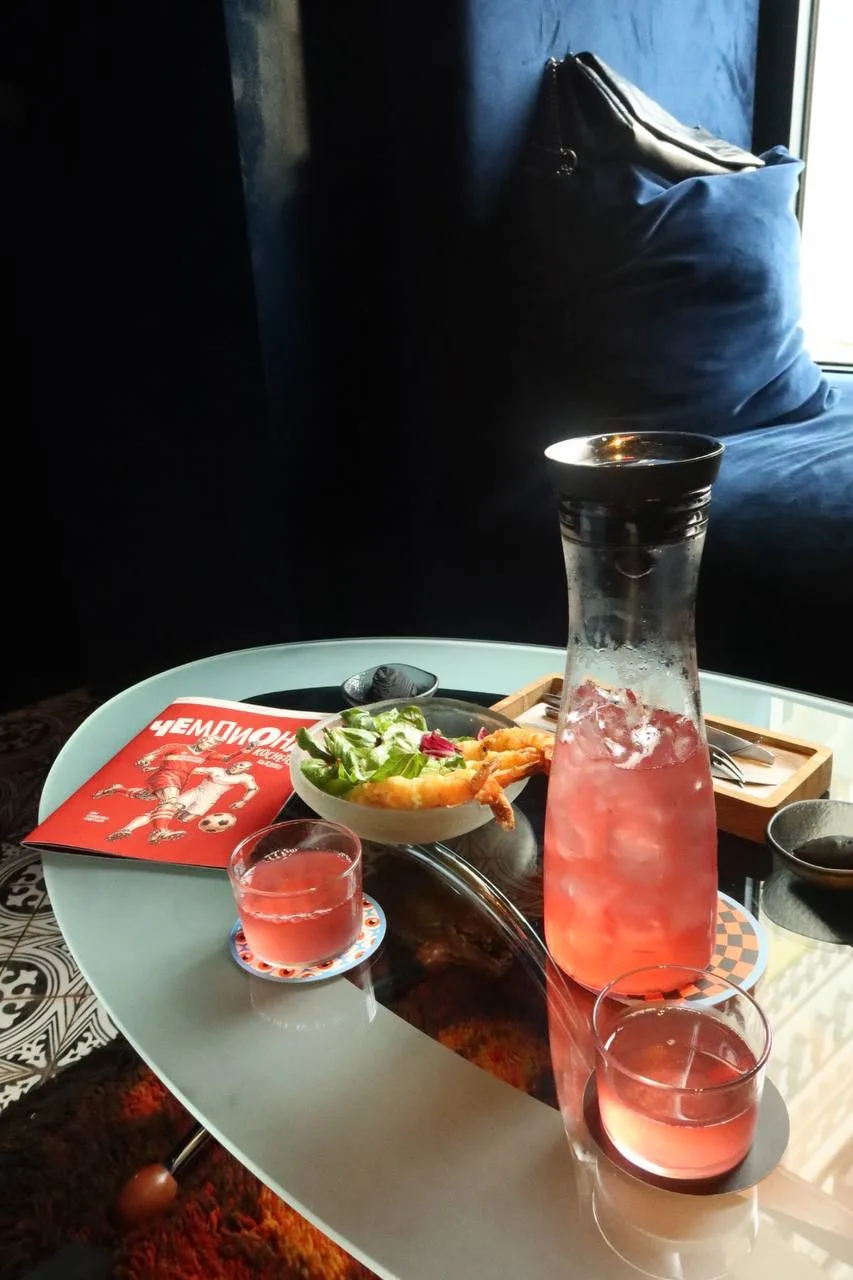 красивый вечер в HookahPlace Future на Никольской - 🍸

очень классно, что есть отдельные комнаты, к