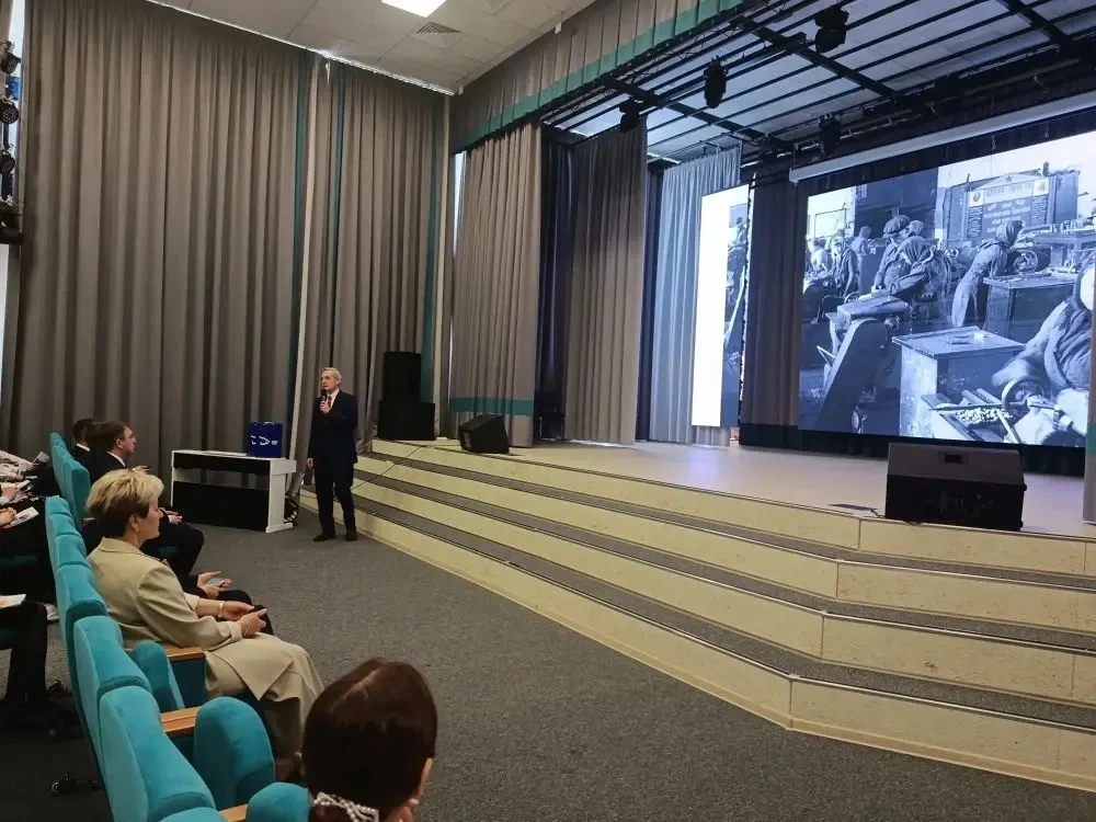 22.05 учащиеся нашей школы встретились с руководителем фракции "Единая Россия" Тюменской областной Д