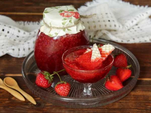КЛУБНИКА С САХАРОМ (БЛЕНДЕРОМ)

Ингредиенты:
Клубника — 600 г
Сахар — 900 г

Приготовление:
Клубнику
