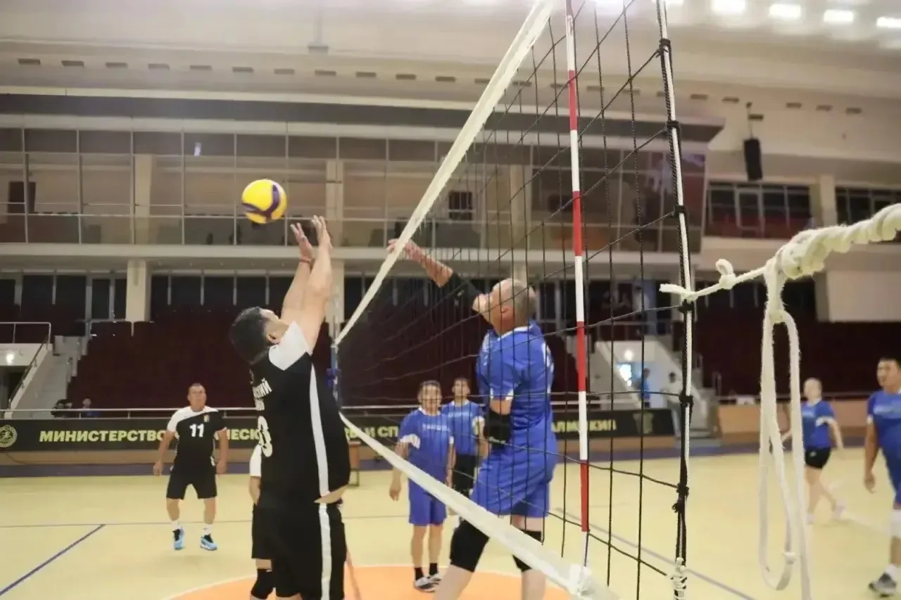 🏐 Команда Лаганского района приняла участие в турнире по волейболу, посвящённом Дню Республики Калм