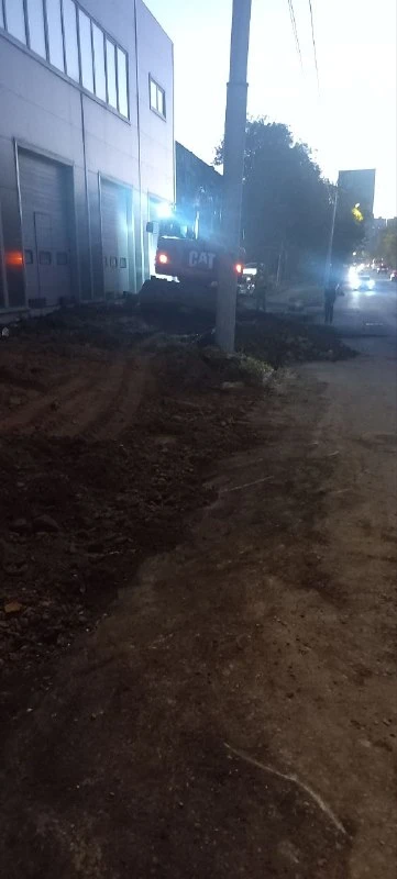 🌳 На Сахалинской, 4 снесён тротуар с деревьями ради заезда к автомойке