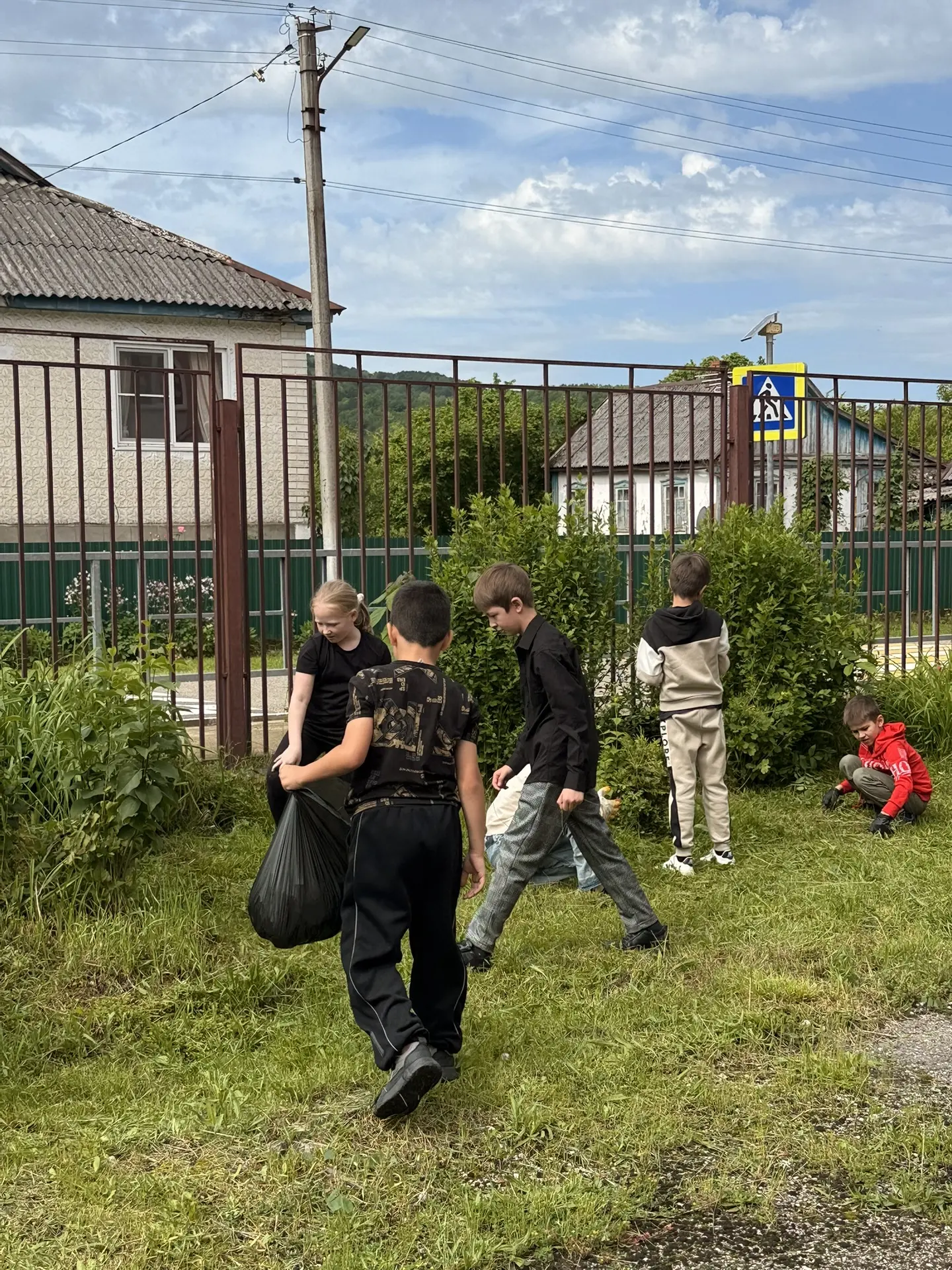 А сегодня с самого утра школьная территория наполнилась энергией и позитивом. Вооруживш...
