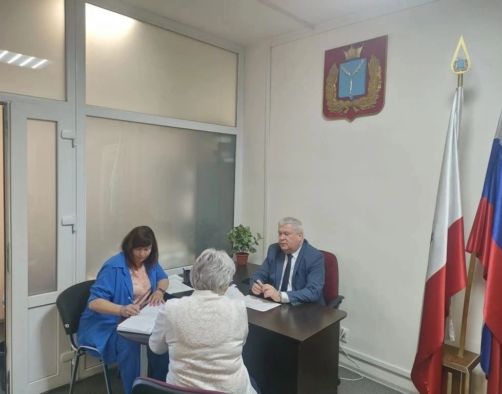 Министр здравоохранения Владимир Дудаков провел очередной личный прием граждан    На прием пришли се