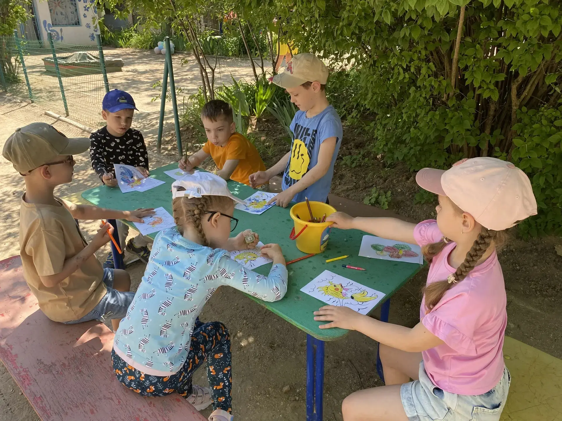 🌿 Прогулка, наполненная вдохновением!

Наши юные художники и мастера не позволяют скуке завладеть и