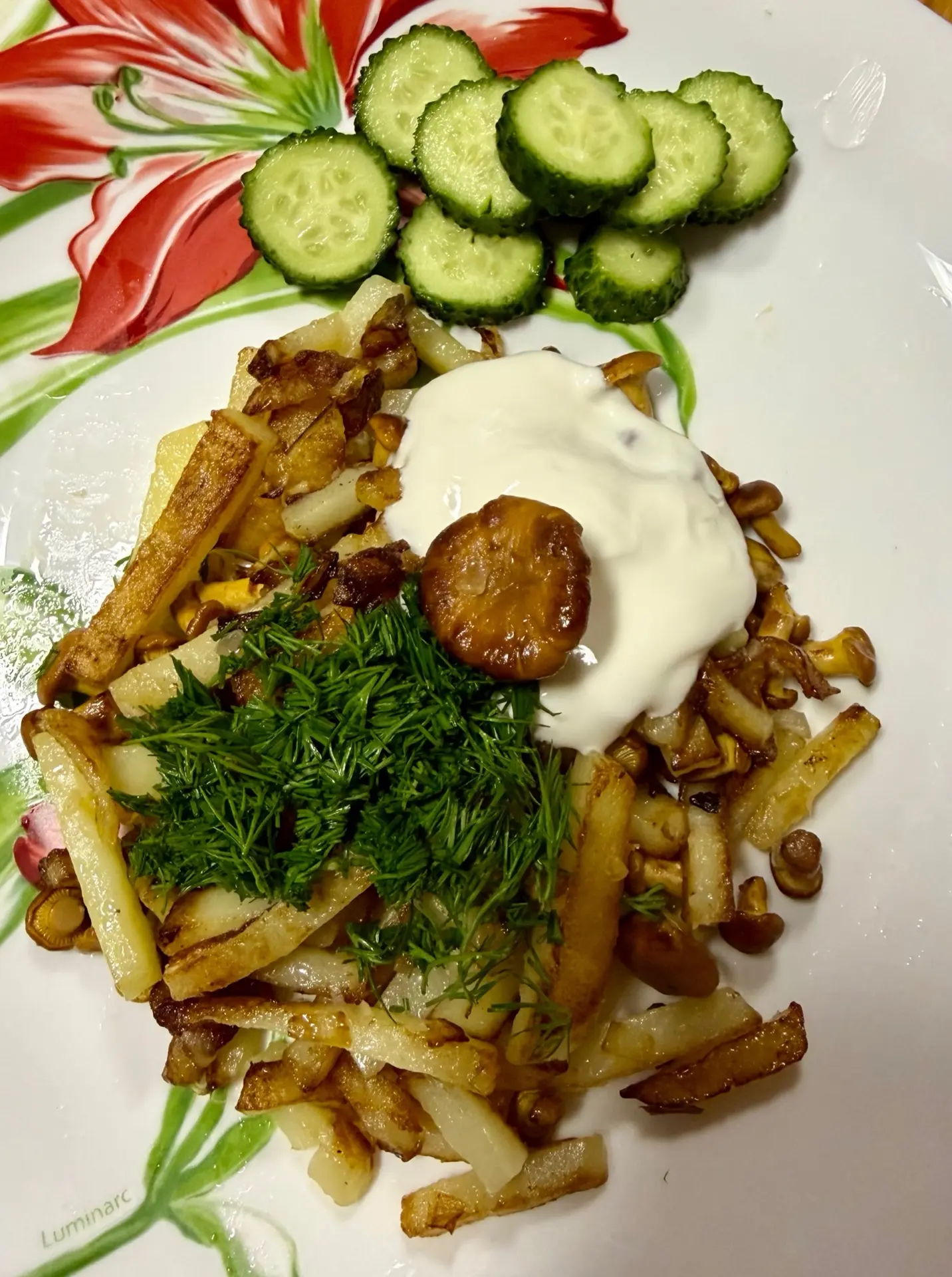 Что может быть вкуснее жареной картошки с лисичками, сметаной и укропом?!😋