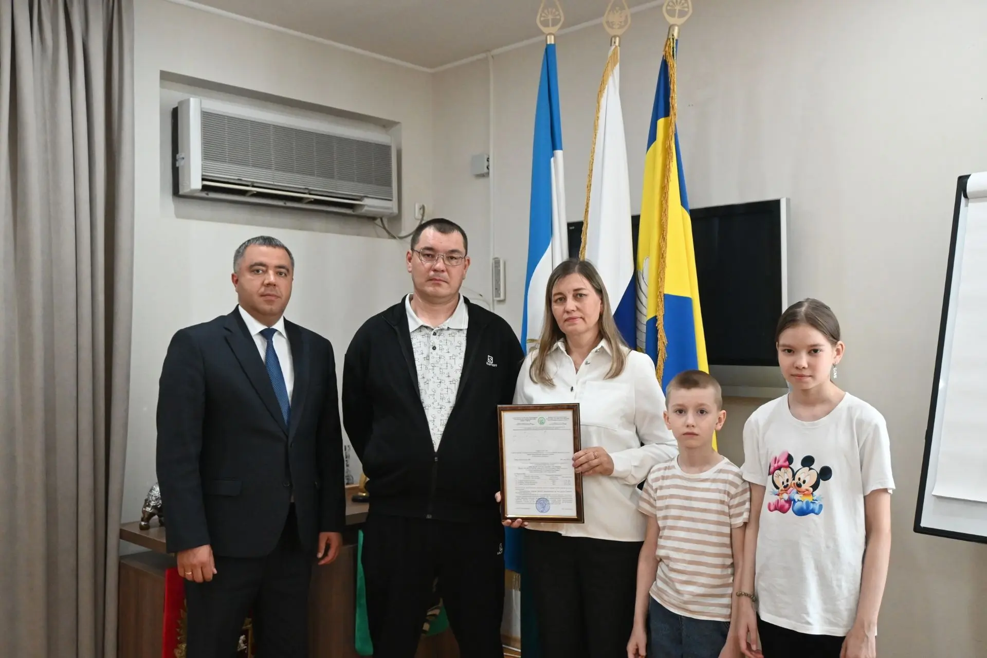 В рамках проекта «Многодетная семья» семейство Сатаровых из Кушнаренковского района получило свидете