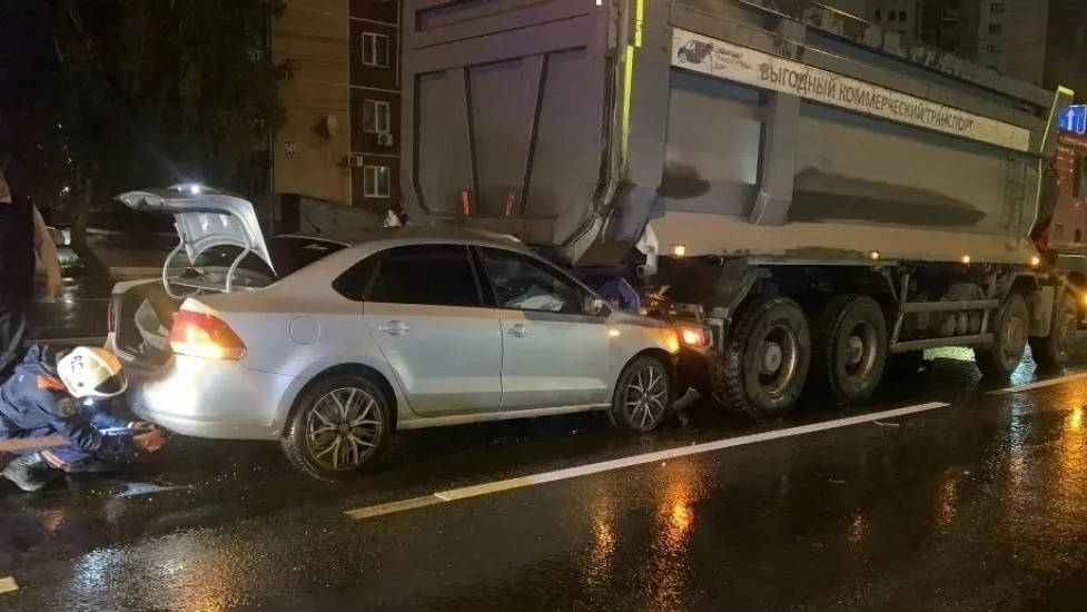 В Новосибирске легковушка попала под самосвал