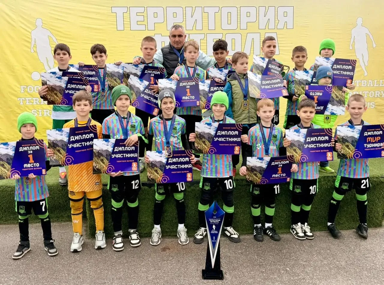Ученик 3 "А" класса Абаев Джамбулат и его сборная команда краснодарского края по футболу "Краснодар"