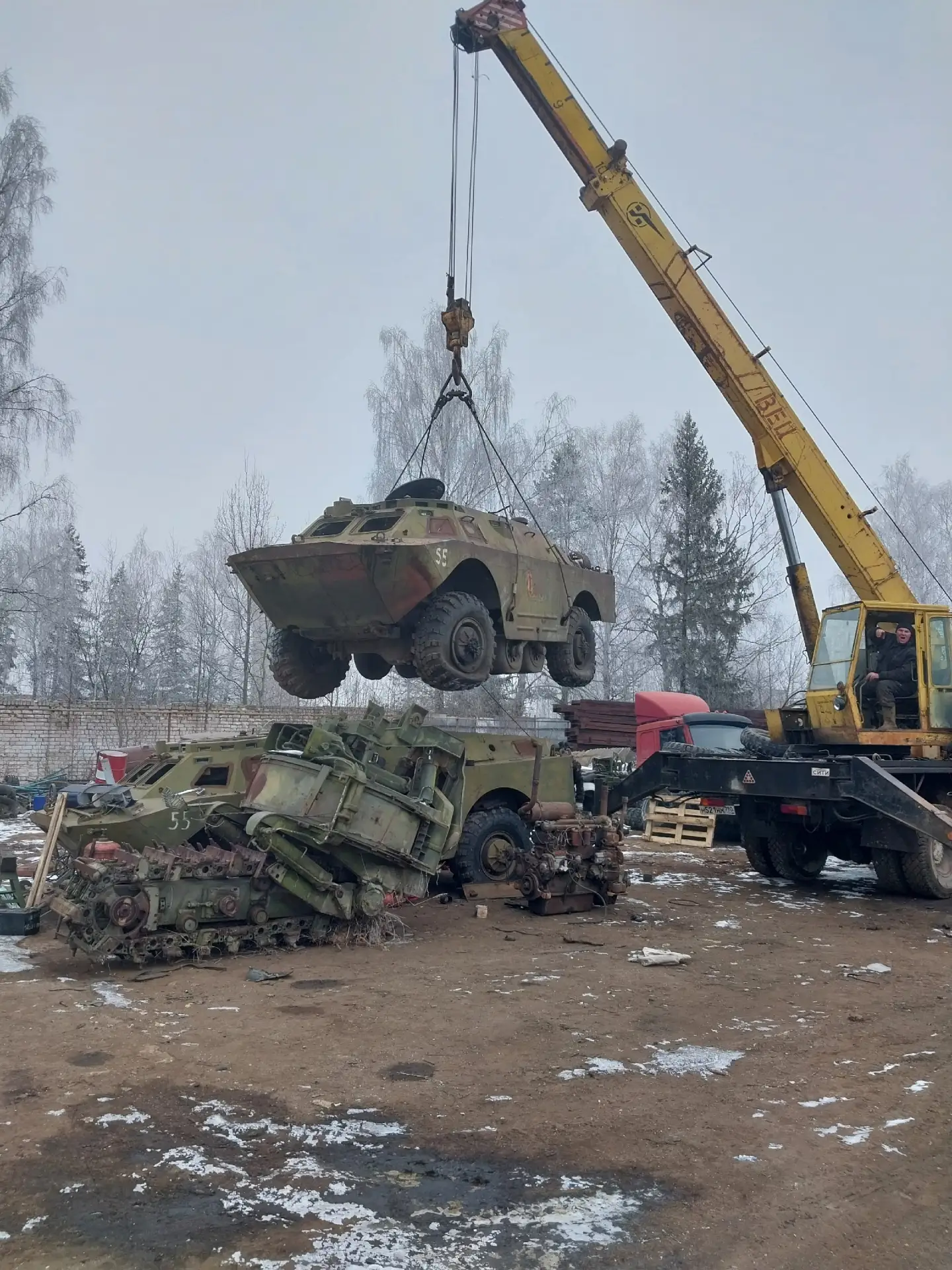 Жители Устюженского округа за год восстановили бронемашину БРДМ для отправки на фронт

Настоящую тех