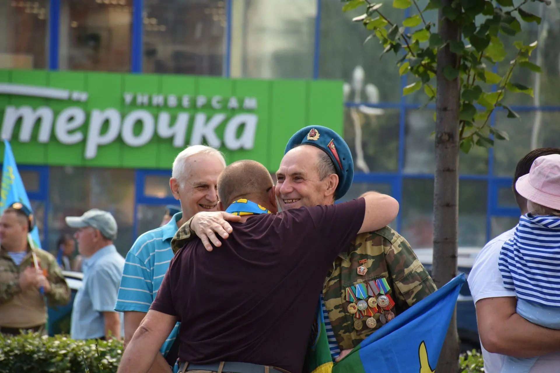 Сегодня в нашей стране свой профессиональный праздник отмечают голубые береты.
 
Дорогие ветераны и 