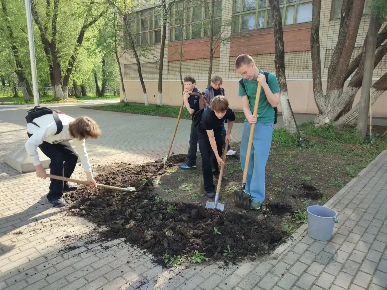 СУББОТНИК🍃  Ученики нашей школы присоединились к Всероссийскому субботнику. Ребята собирали мусор во