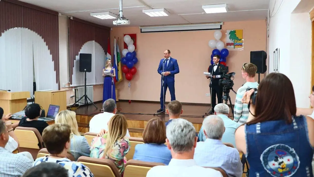Поздравил предпринимателей Омского района с  профессиональным праздником.

Торжественное мероприятие
