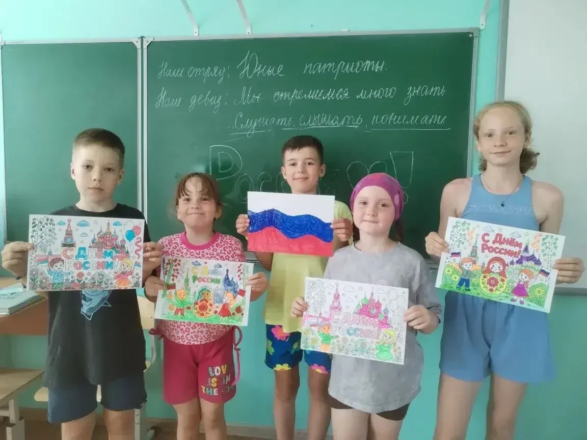 😎А сегодня жители летнего  лагеря «Улыбка» приняли участие в акции «Окна России», приуроченной к го