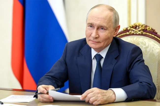 Владимир Путин поздравил командование, личный состав и ветеранов Космических войск с пр...