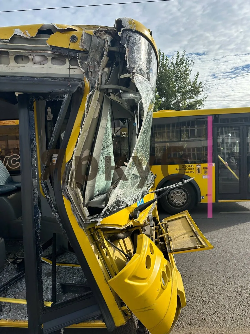 Автобус №42 врезался в грузовики у моторного завода. Пассажиры отделались легкими царап...