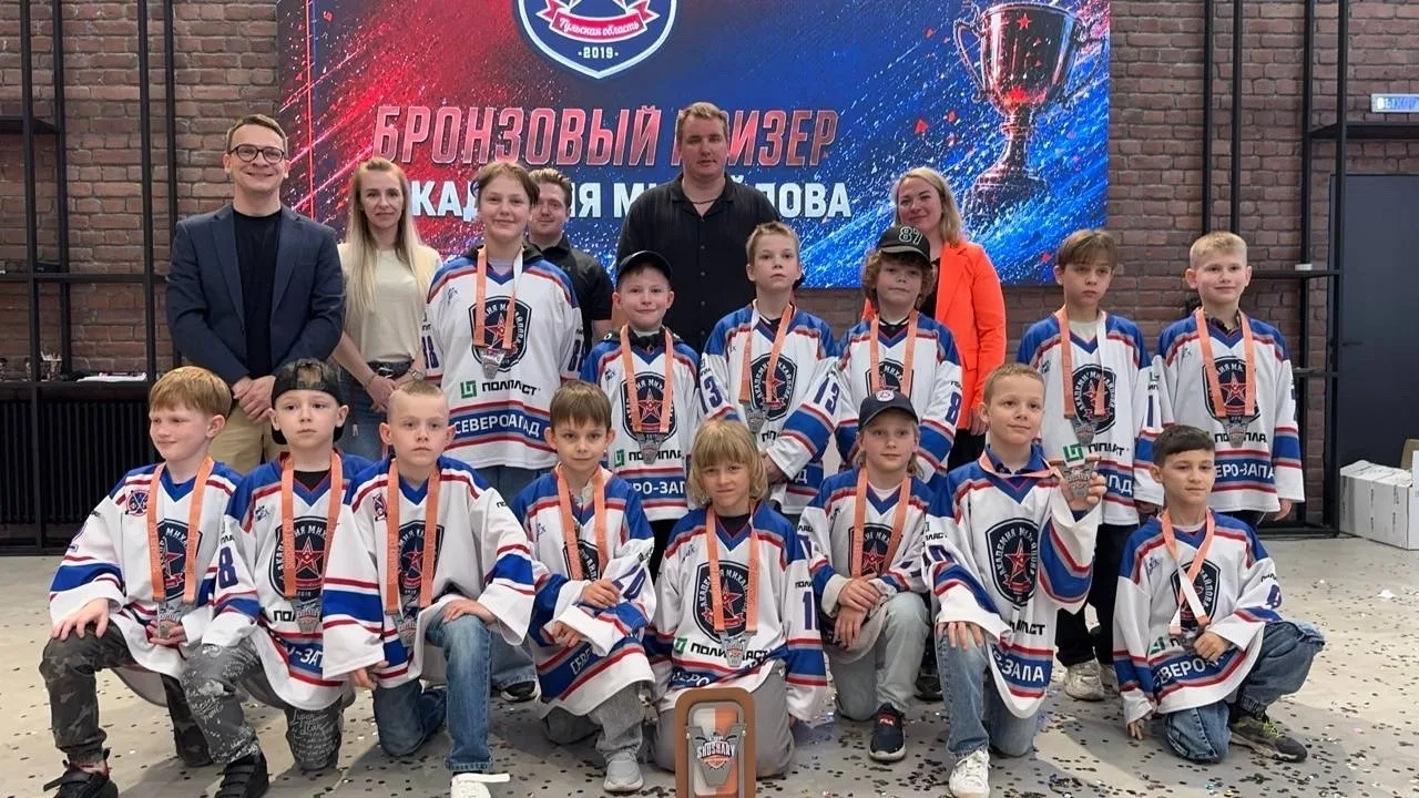 🏒🎉 Юные хоккеисты завершили сезон с двумя наградами! Команда 2018 года рождения ярко завершила спорт