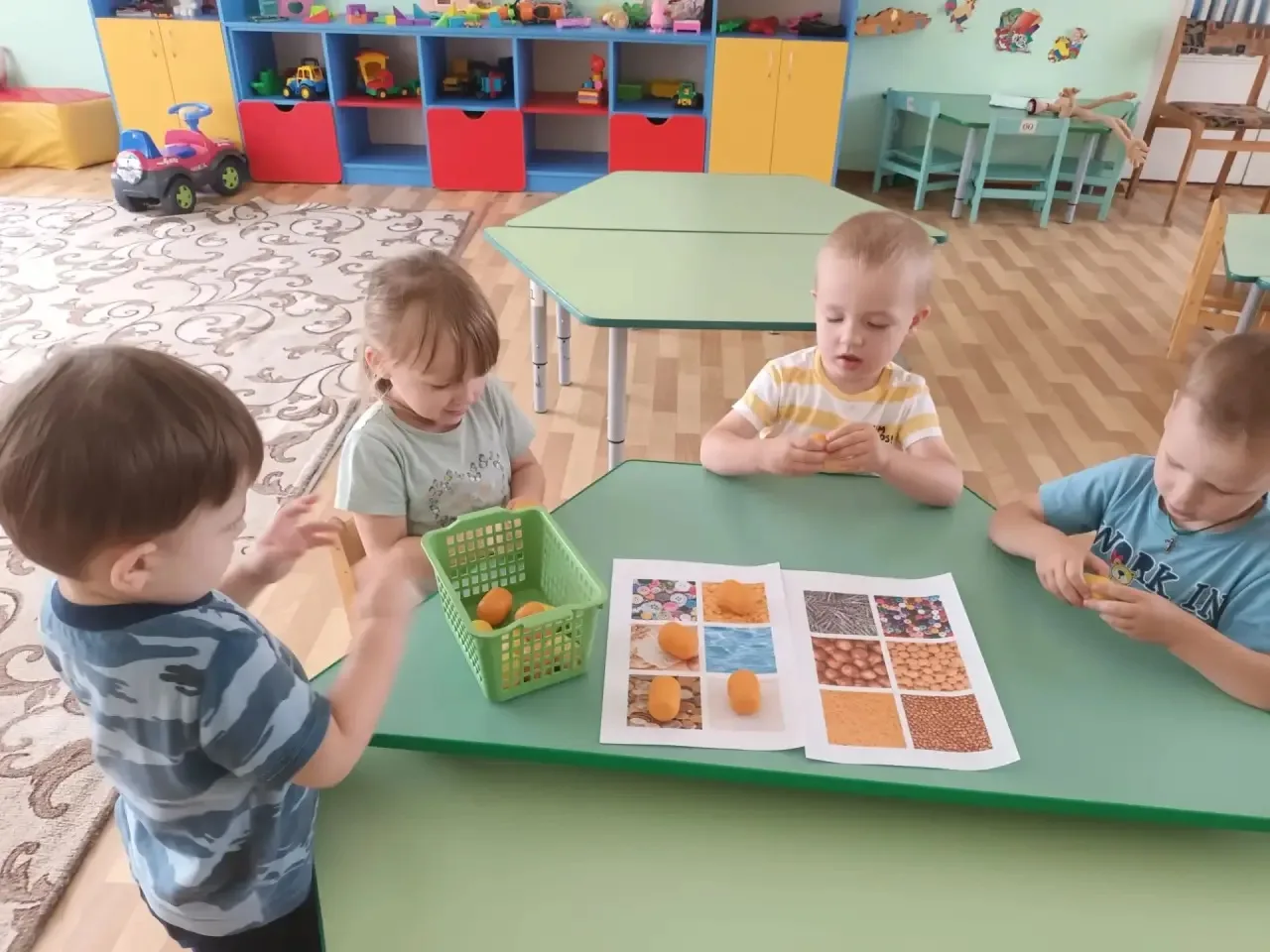 🥳Наши малыши- дошколята под руководством педагога 1 кв.категории  И.А.Павловой играли в развивающую