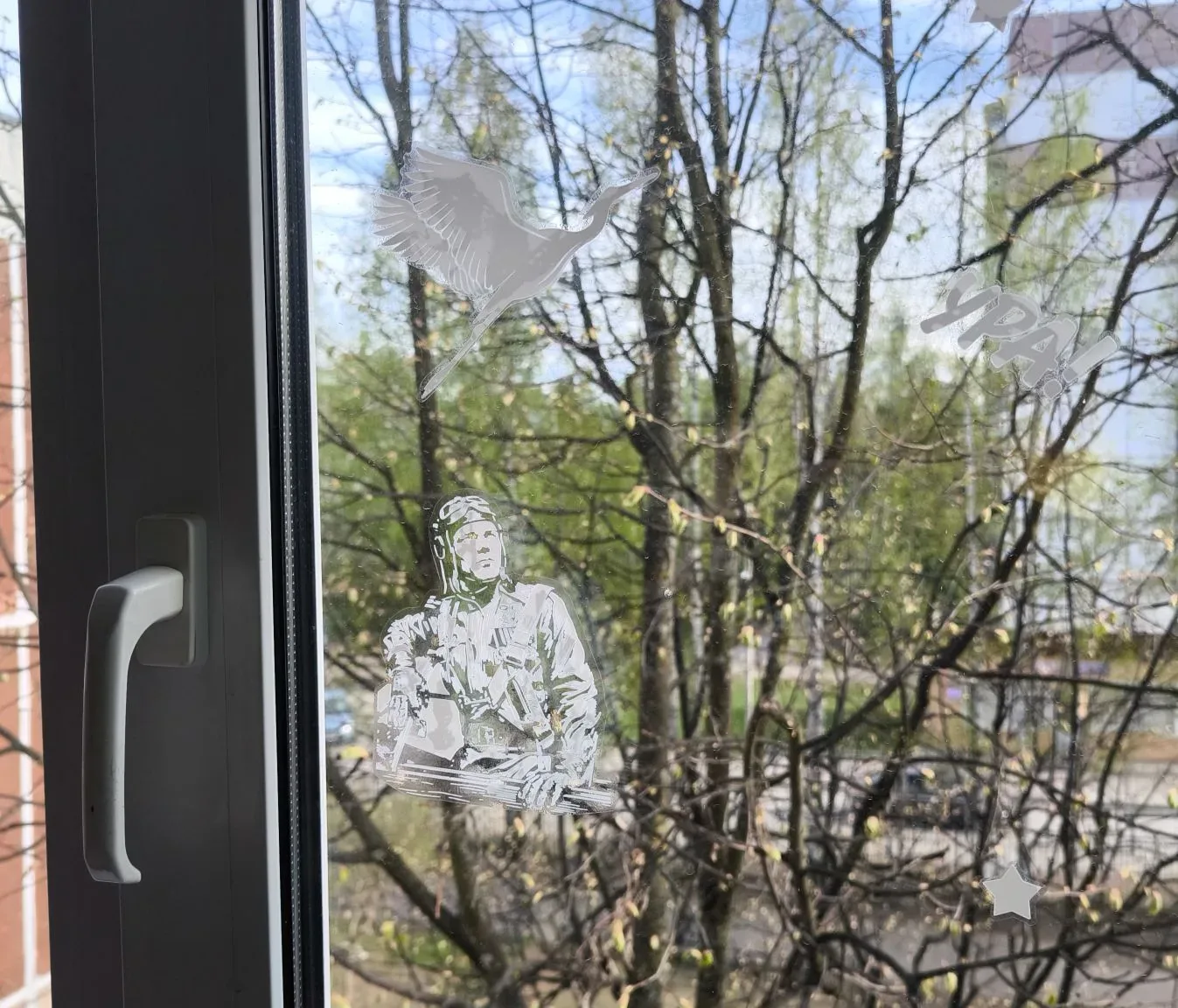 Окна Победы  Наша школа участвует в акции "Окна Победы". Ученики оформили окна школы наклейками, сим