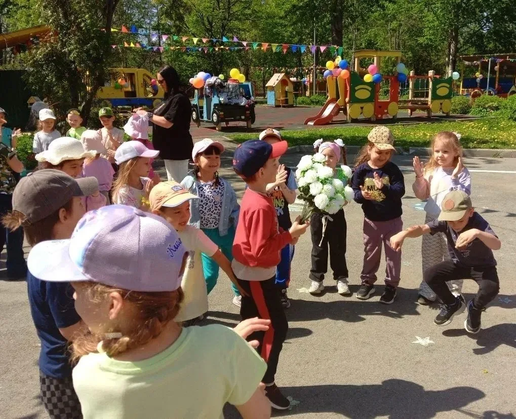🎉🥳Пусть у каждого ребёнка
Будет дом, тепло, семья,
И защита, и опора,
Верные рядом друзья.

Пусть 