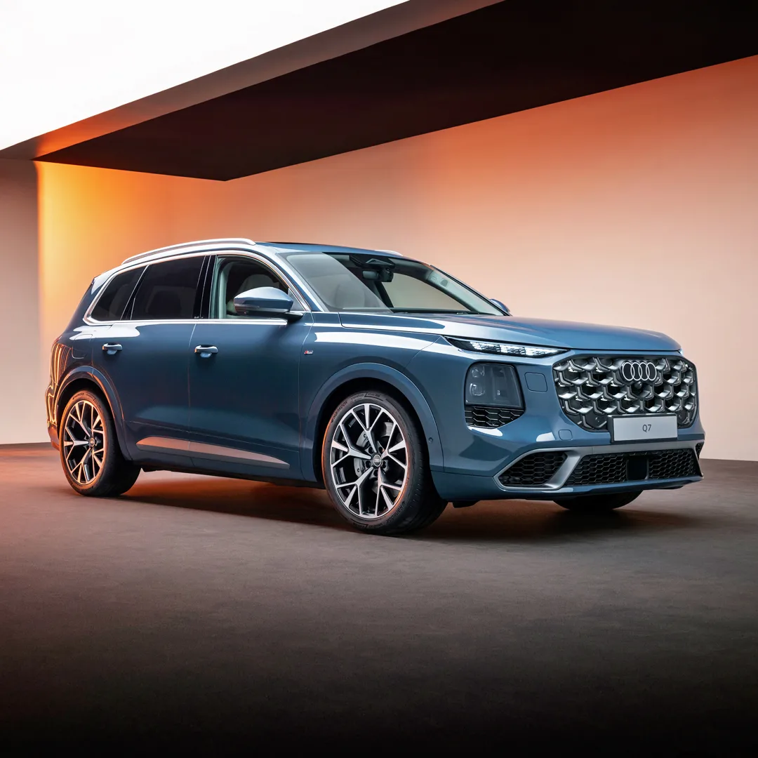 Компания "Audi" представила новое поколение кроссовера "Audi Q7" с новыми двигателями.
На этот раз н