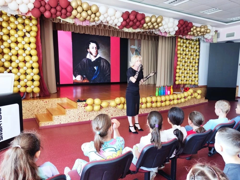 📚 6 июня, в день рождения великого поэта, Россия празднует Пушкинский день. Этот праздник объединяе