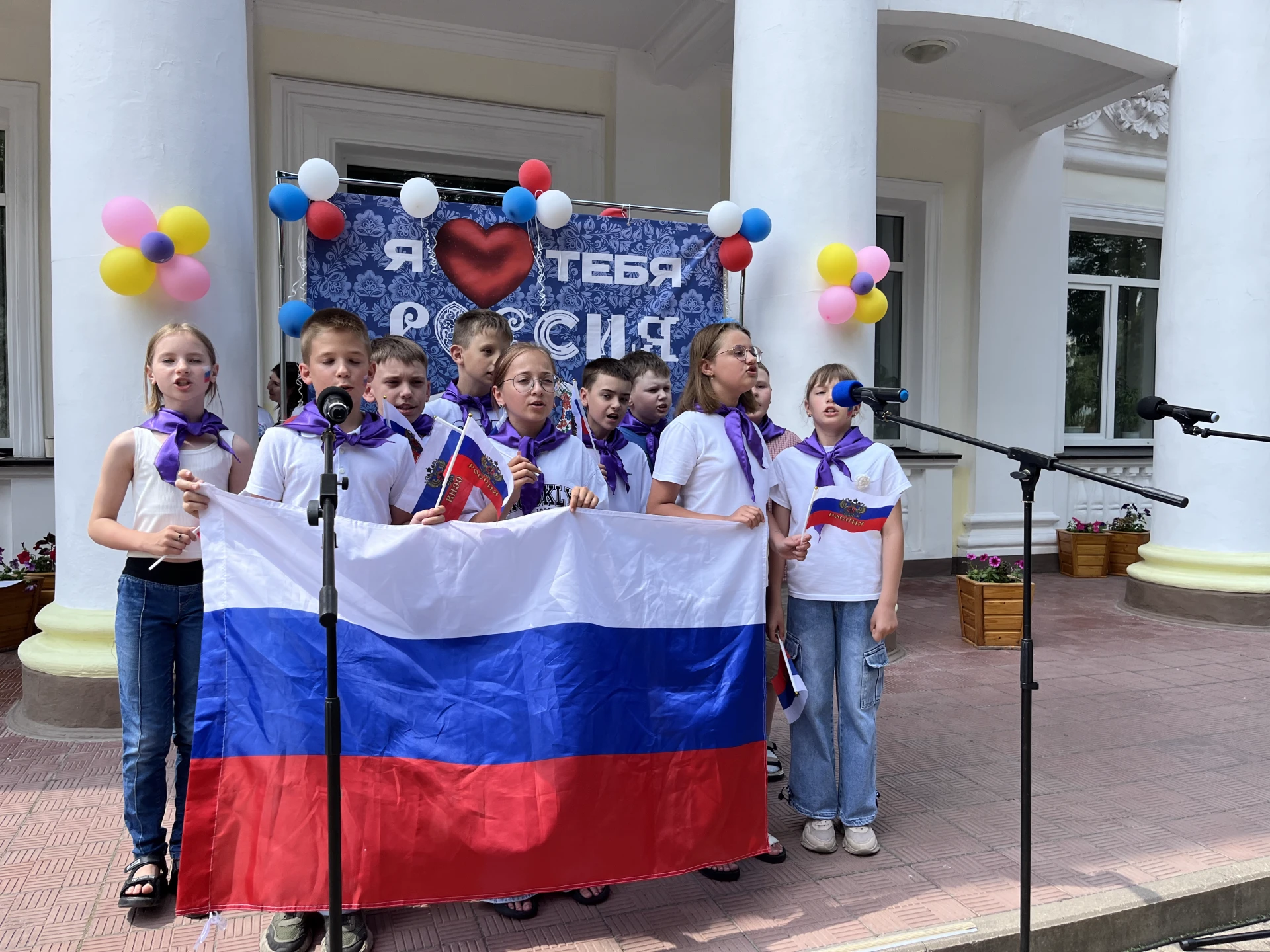 🇷🇺 Грандиозный фестиваль «Россия в красках»!

В честь Дня России воспитанники летнего оздоровитель