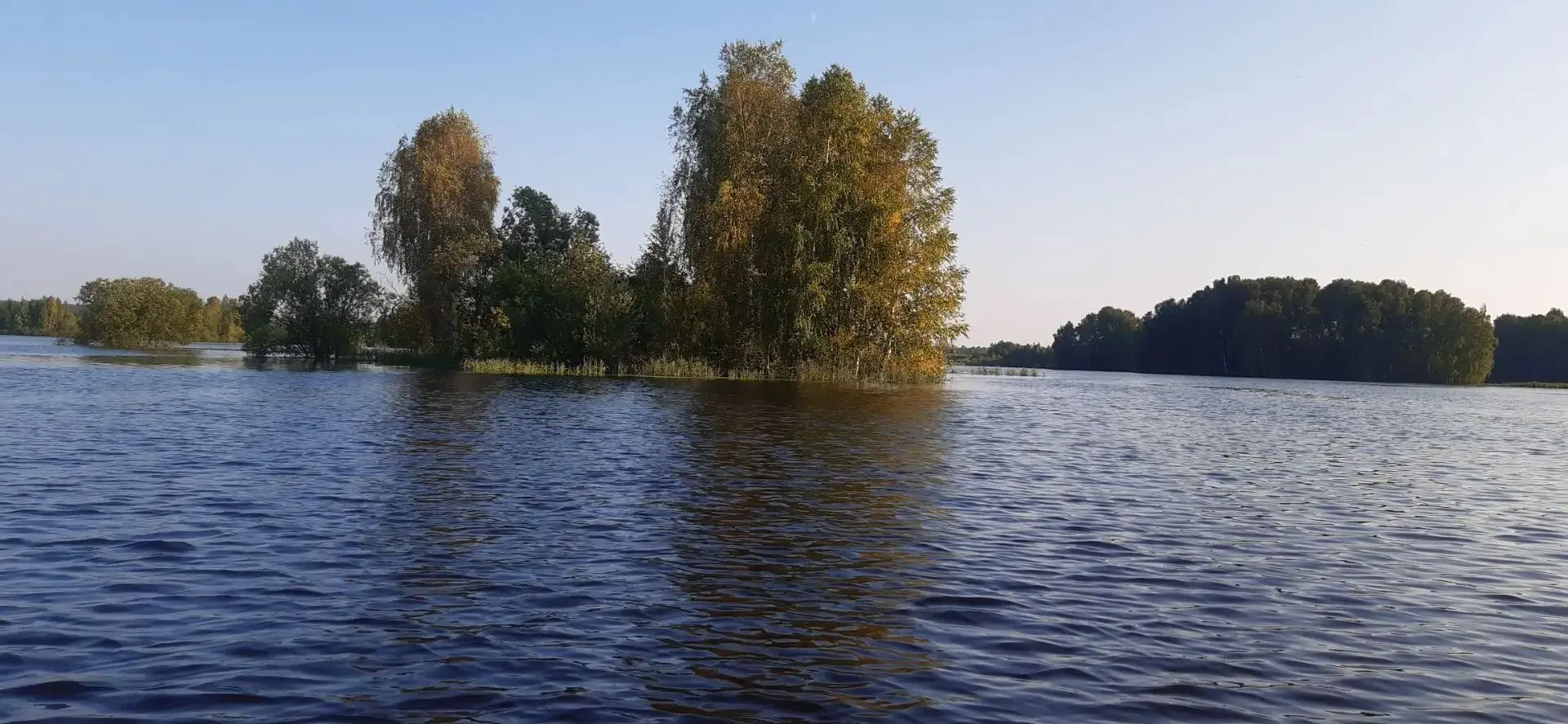 Речной остров — участок суши, окруженный речными потоками.