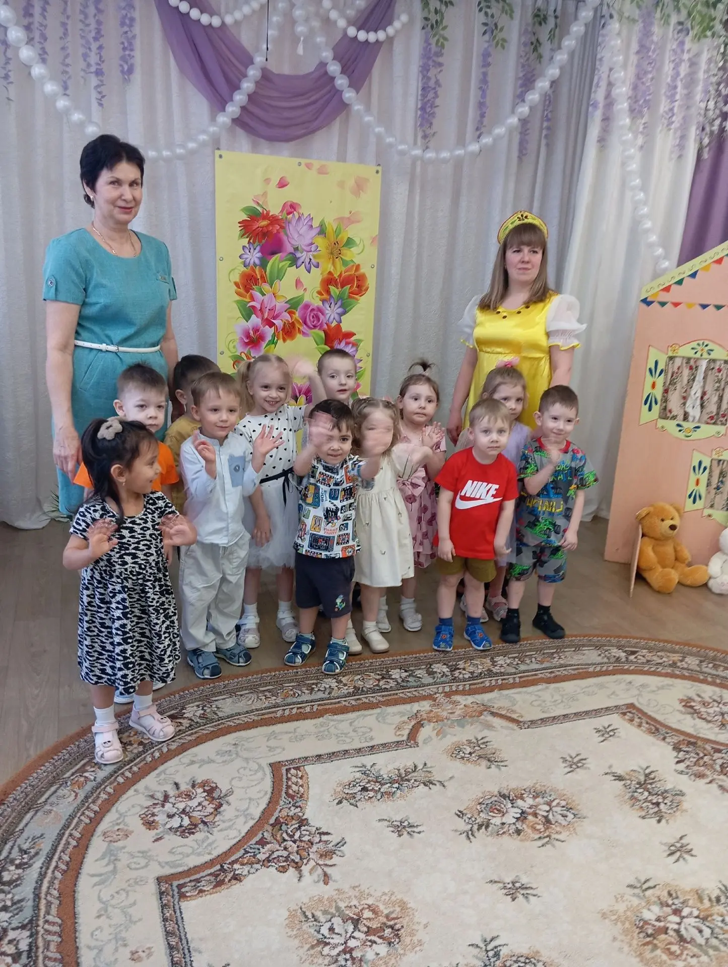 С прекрасным праздником весны