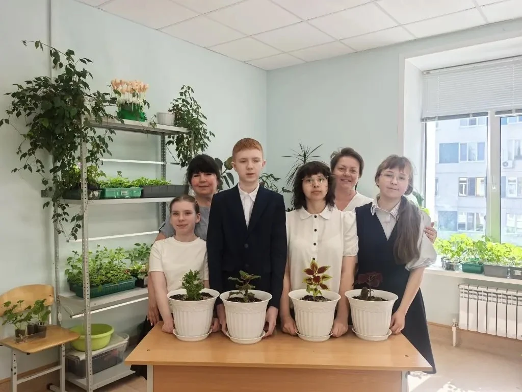 В воздухе школьных мастерских в эти дни пахло не мелом, а древесной стружкой и влажной землей. Учащи