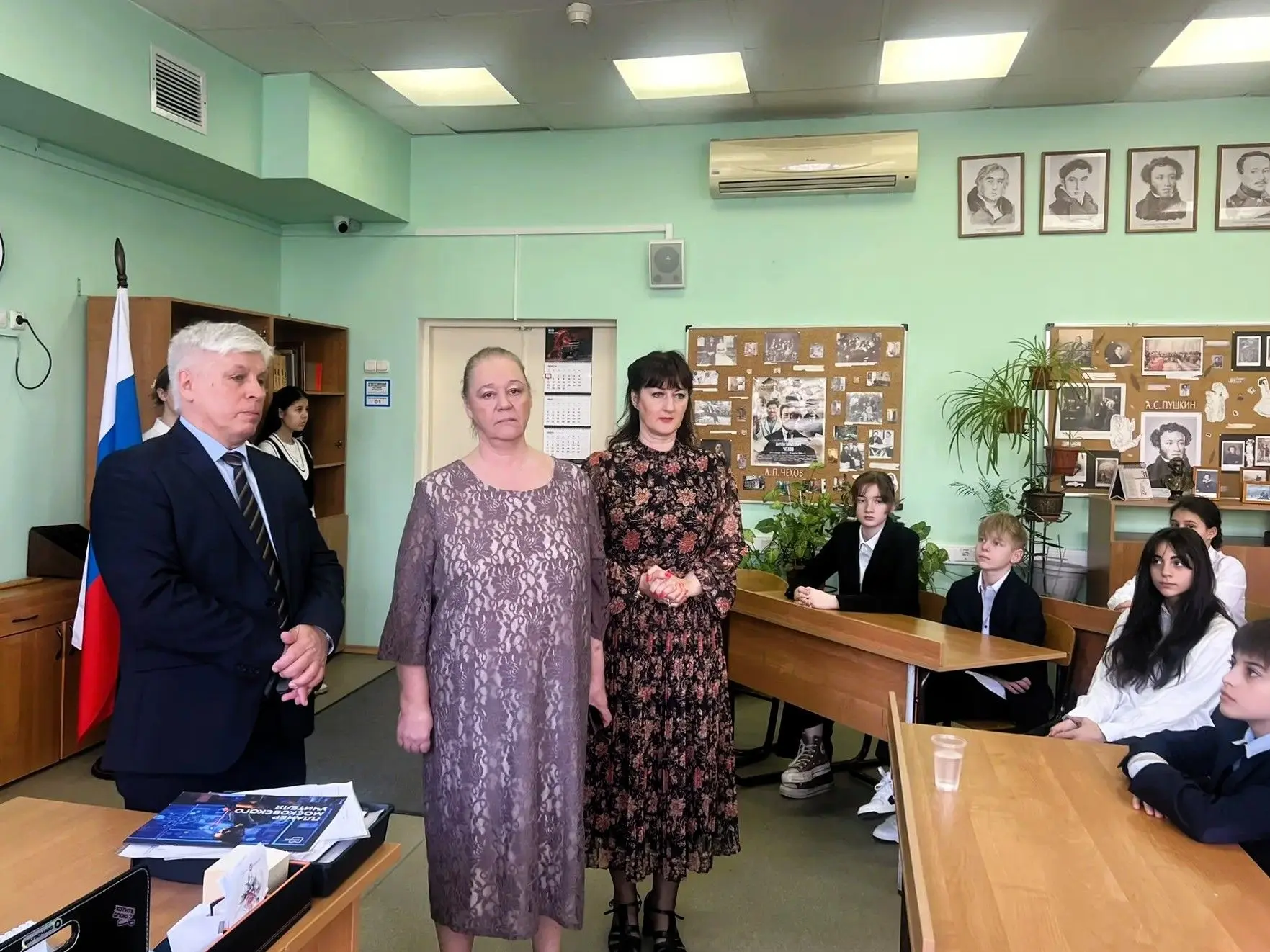 ☑ Торжественное открытие «Парты Героя»  В нашей школе состоялось важное и трогательное событие — мы 