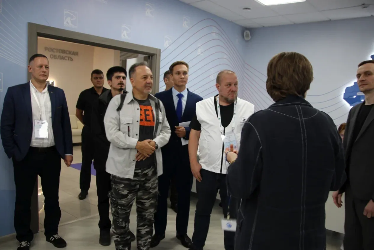 Международные наблюдатели на выборах посетили ситуационный центр "Единой России" в Рост...