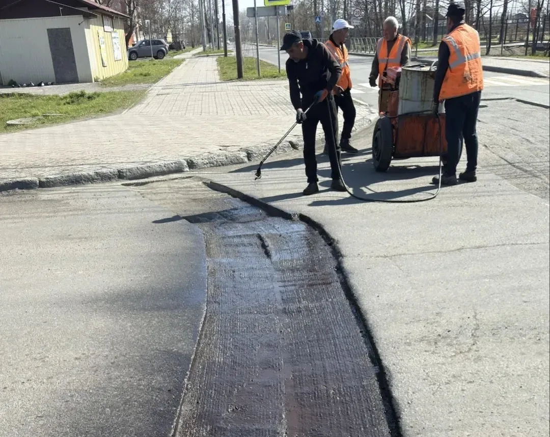 В выходные дни подрядная организация продолжила работы на городских дорогах. Погода позволила — вело