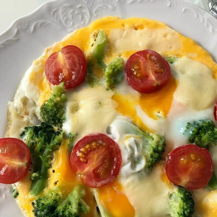 Омлет с секретом 🍳Секрет: добавить ложку сметаны в яйца перед взбиванием. Омлет получи...
