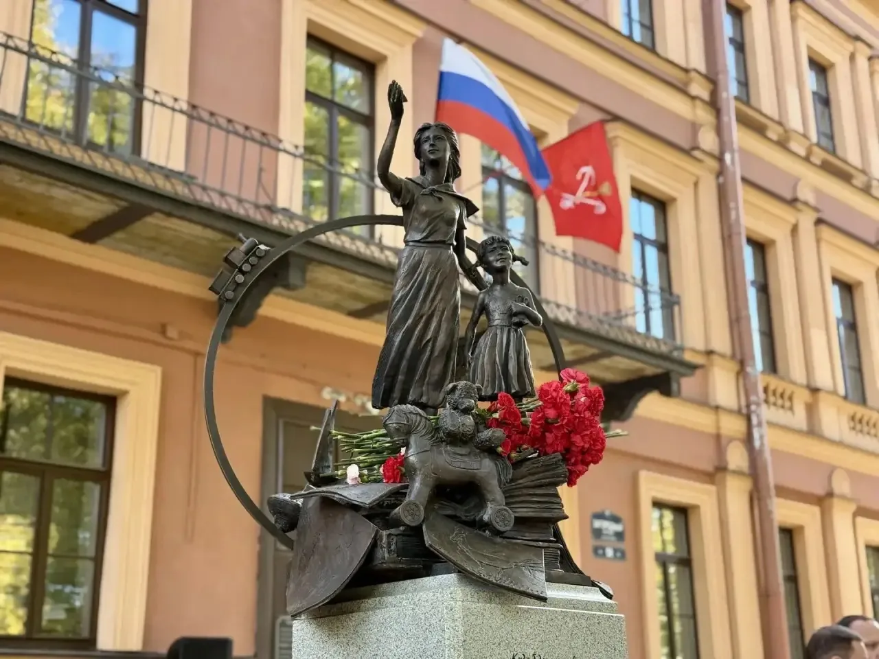 😇В Петербурге открыли памятник воспитателю детского сада!!!
