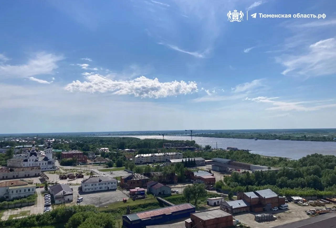😍 Тобольск прекрасен в любое время суток

Днем можно любоваться зелеными раскидистыми деревьями и И