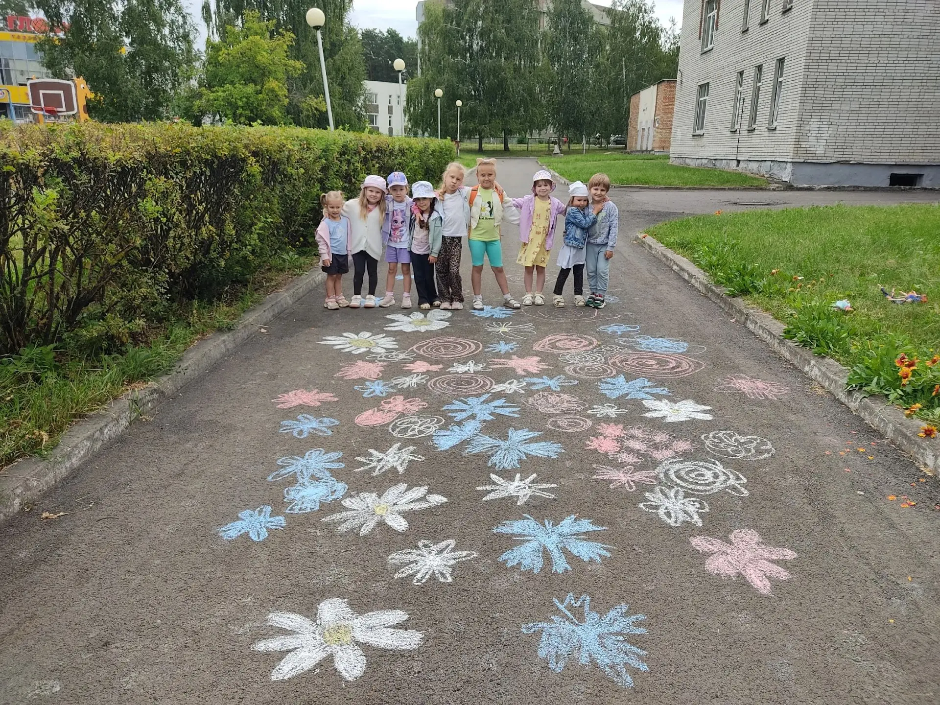 🇷🇺 У #Акварелек расцвел флаг России: меловой триколор на асфальте 🇷🇺✨
