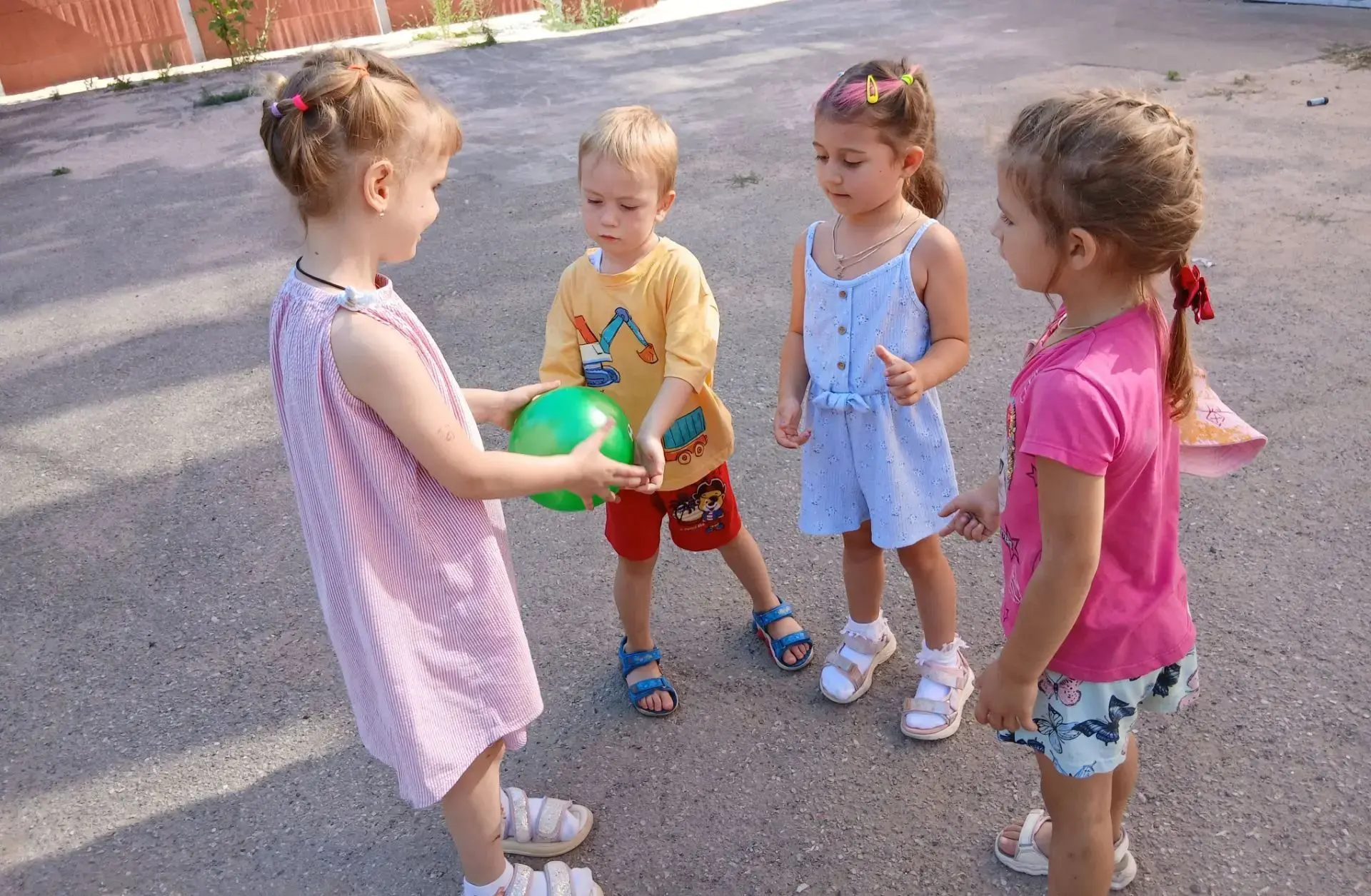 🏐⚽🏀🥎⚾🏐⚽
Мячик звонкий и упругий!
Не завидуйте, подруги,
Можно вместе поиграть,
Можно мячик побро