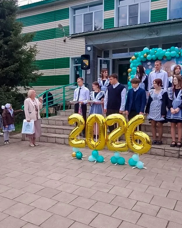 🎓 Директор Музея Г.С. Титова Татьяна Кайгородова побывала на последнем звонке в Полков...