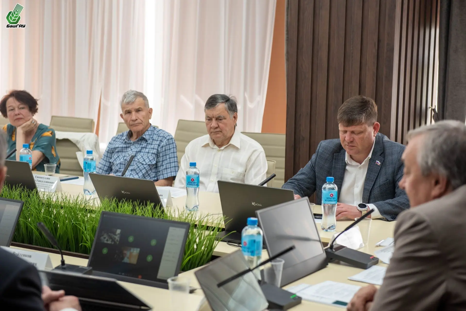 🐝Меда не будет? В Уфе озвучили цифры по гибели пчел в стране   В Башкирском ГАУ прошел круглый стол 