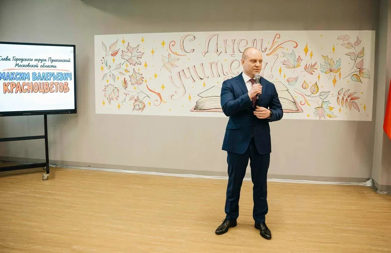 Сегодня на торжественном мероприятии, посвященном Дню учителя, вручил 10 нагрудных знак...