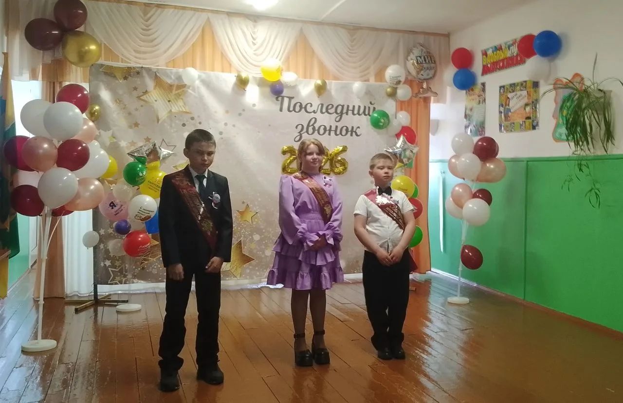 Последний звонок для выпускников начальной школы! 
В нашей школе прошла линейка, посвящённая последн