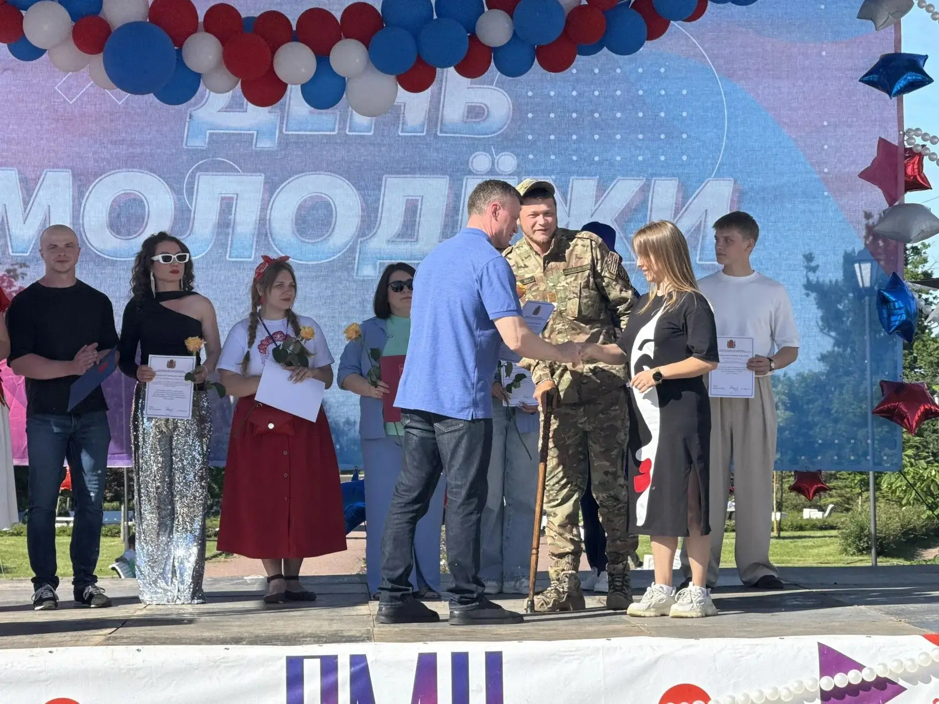 Одно из самых ярких событий лета — «День М» — проходит сейчас в Ломоносове. В честь Дня молодёжи на 