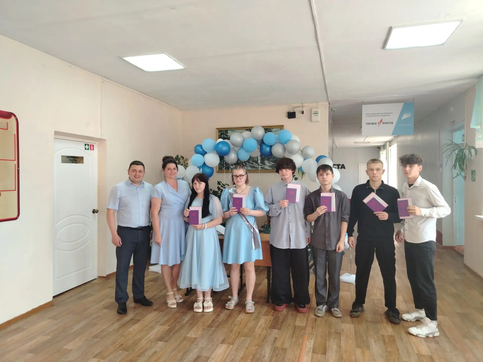 🎓 Аттестаты вручены!

Поздравляем наших девятиклассников с успешным окончанием школы и получением в