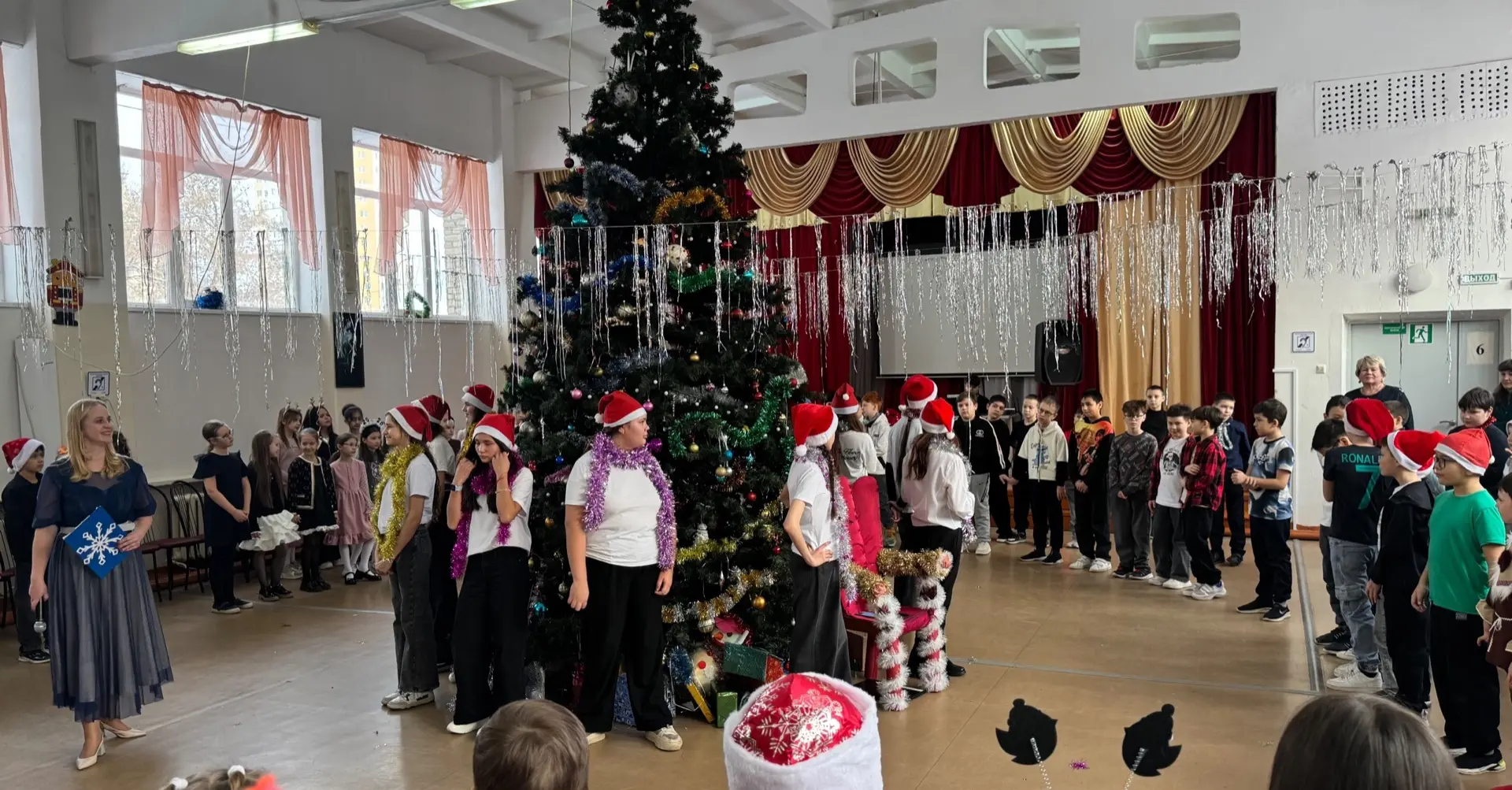 🎄🌟 Завершились волшебные праздники для учеников 1-4 классов. Мы повстречали любимых героев: Дедушку 