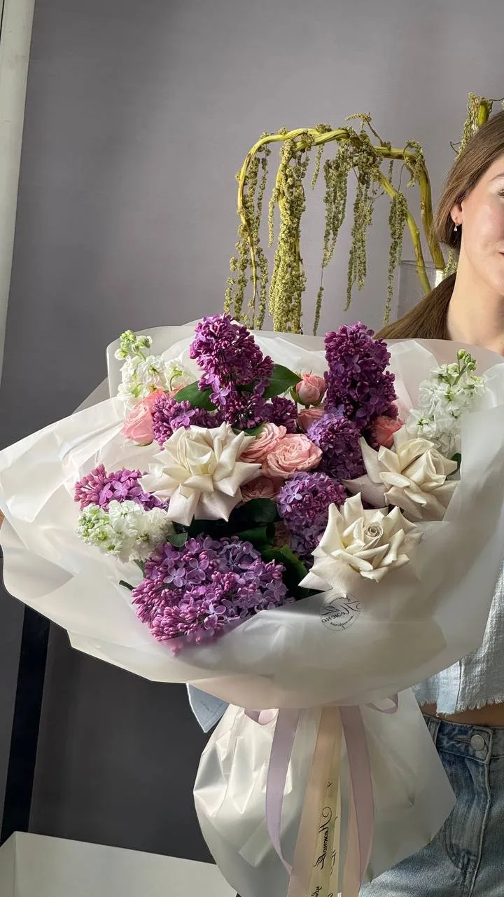 Собрали весенний ароматный букет из кудрявой сирени, ароматной маттиолы, кустовой и одн...