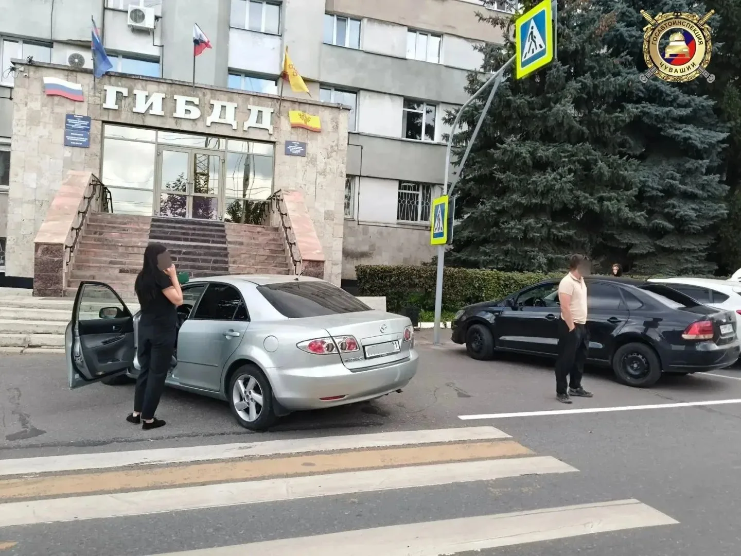 Две автоледи и один водитель попались на нарушении прямо у здания ГИБДД на Богдана Хмел...