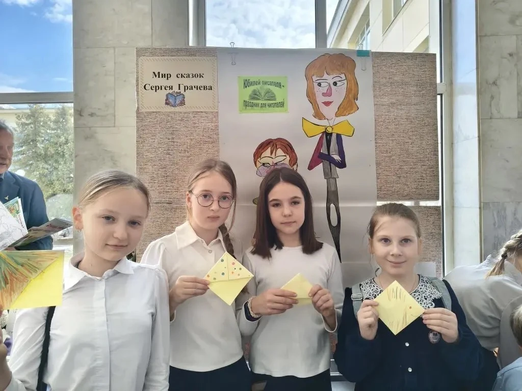 Сегодня для учеников 1-4 классов был проведен праздник открытия Недели детской книги в театрально-ко